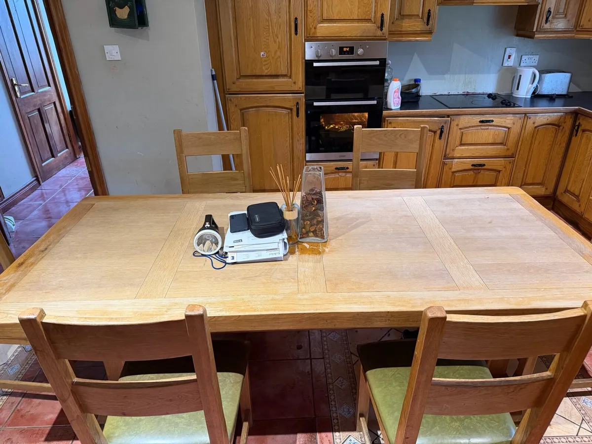 Table and chairs - Image 1