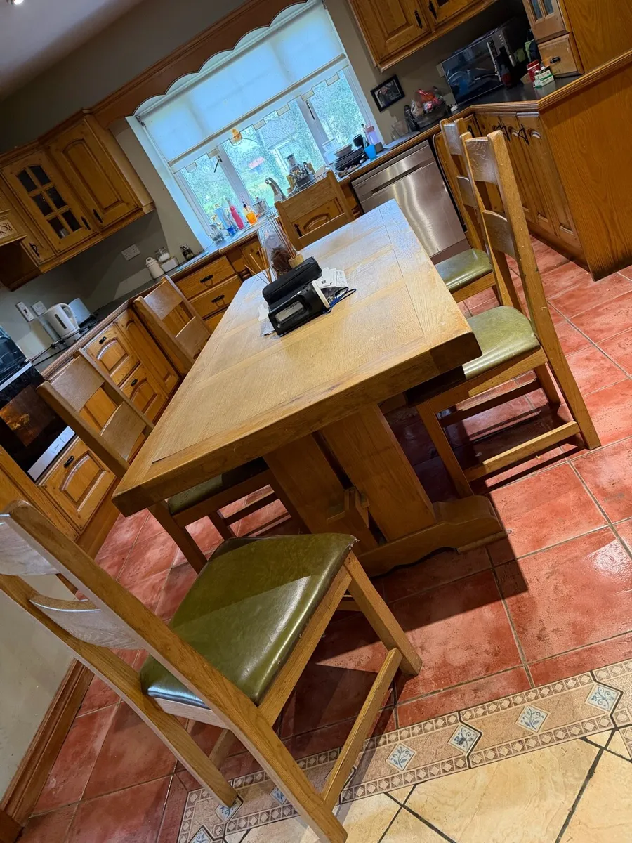 Table and chairs - Image 2