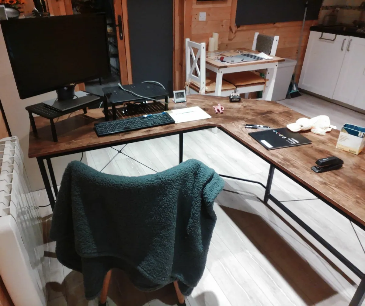 Office desk - Image 1