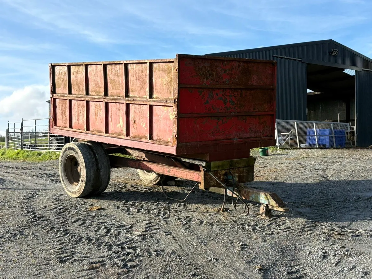 Tractor tipping trailer - Image 1