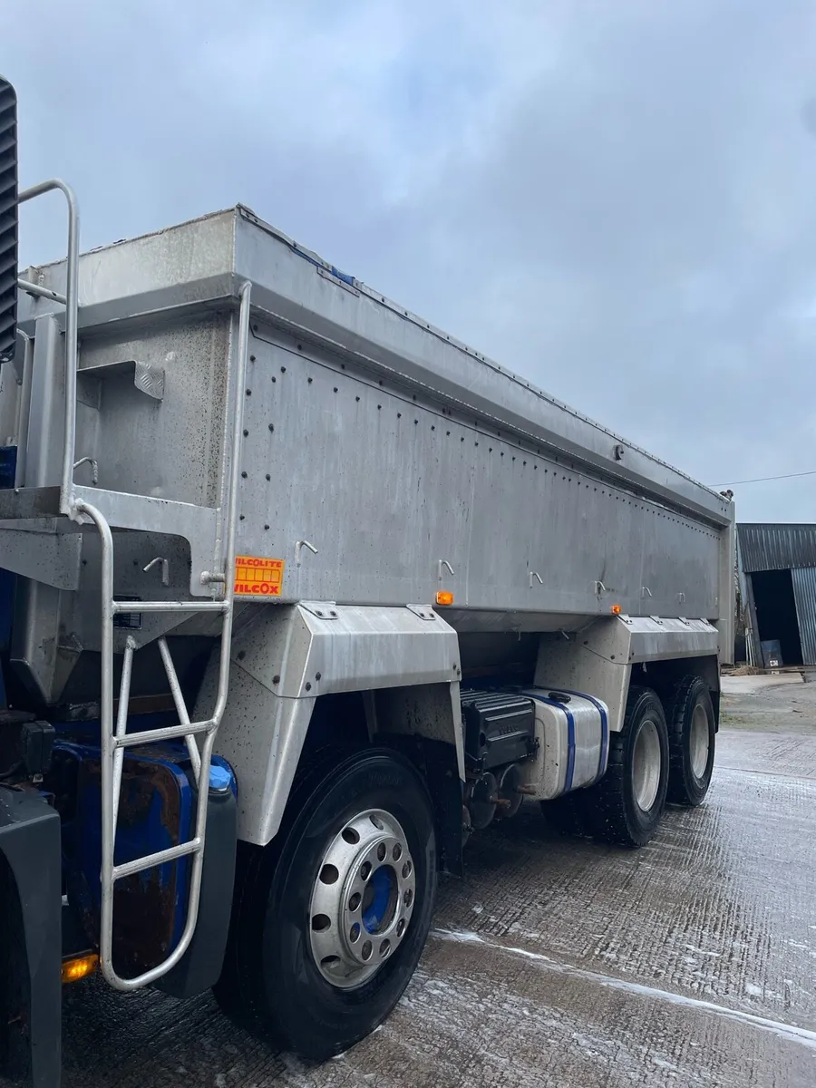 Volvo FM 8x4 Tipper - Image 3