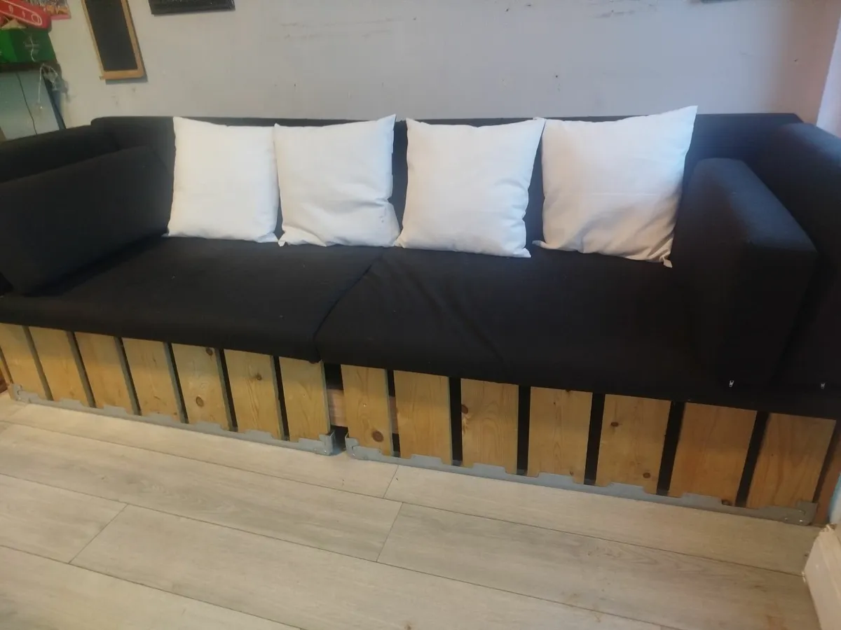 4 seater Heineken chair with v comfy cushions - Image 4