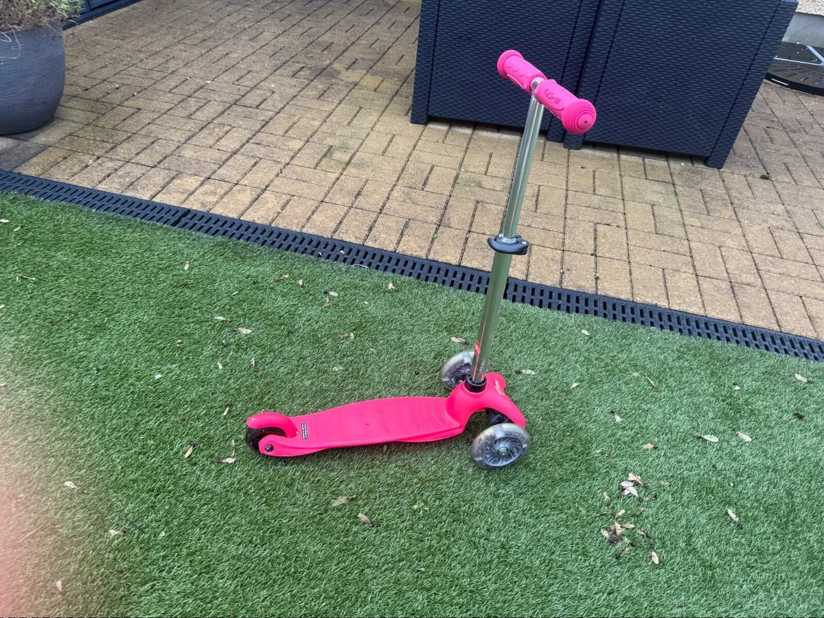 Micro Mini Plus 3 Wheel Scooter with LED Wheels - Image 2