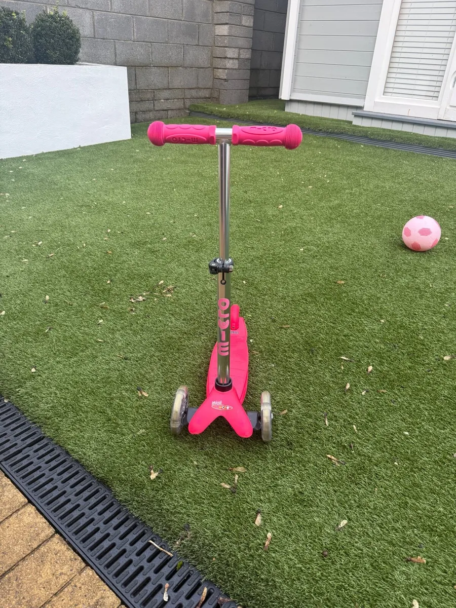 Micro Mini Plus 3 Wheel Scooter with LED Wheels - Image 3