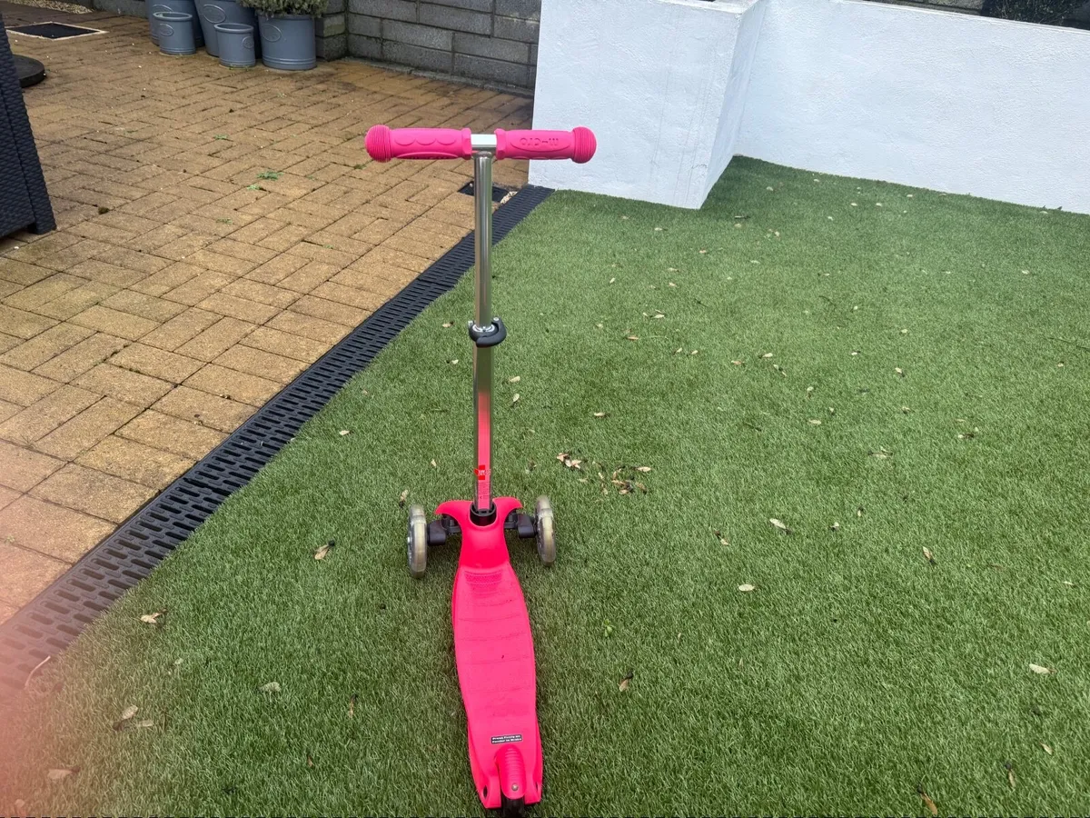 Micro Mini Plus 3 Wheel Scooter with LED Wheels - Image 4