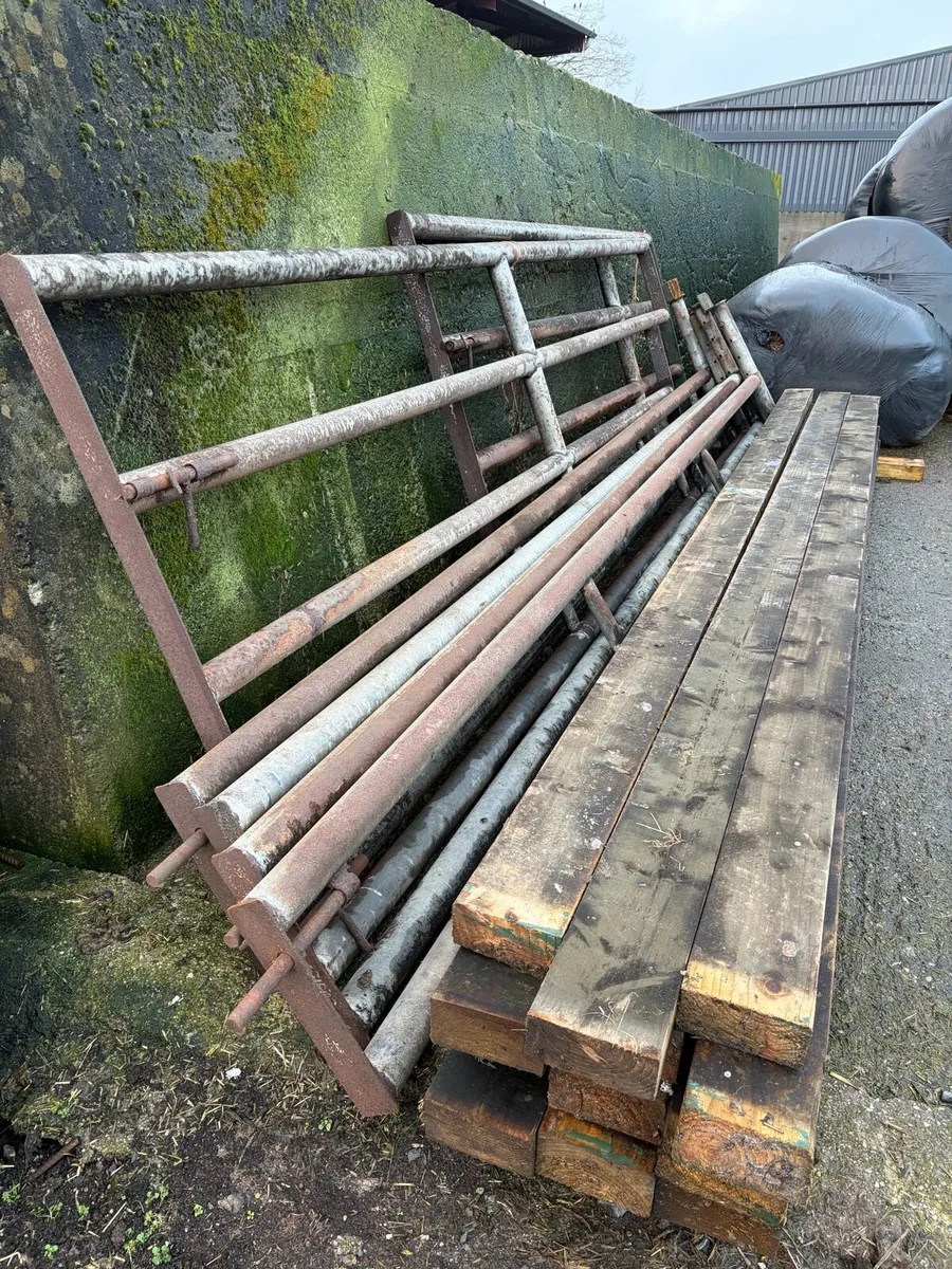 Feed rails and timbers - Image 1