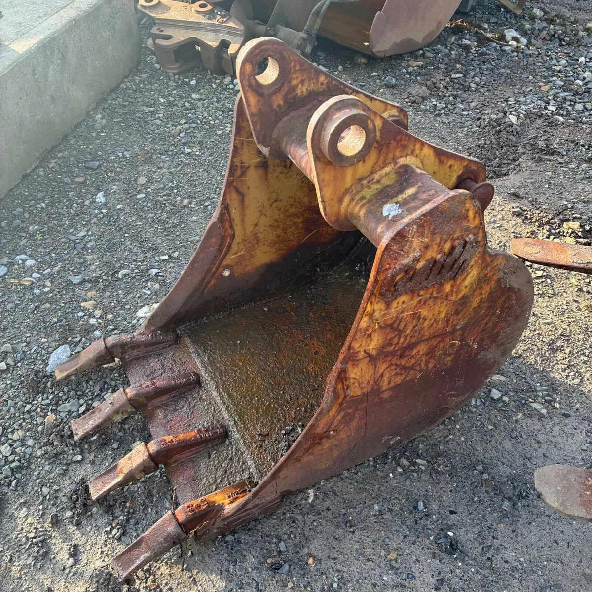 2ft digging Bucket for 6/8 ton - Image 1