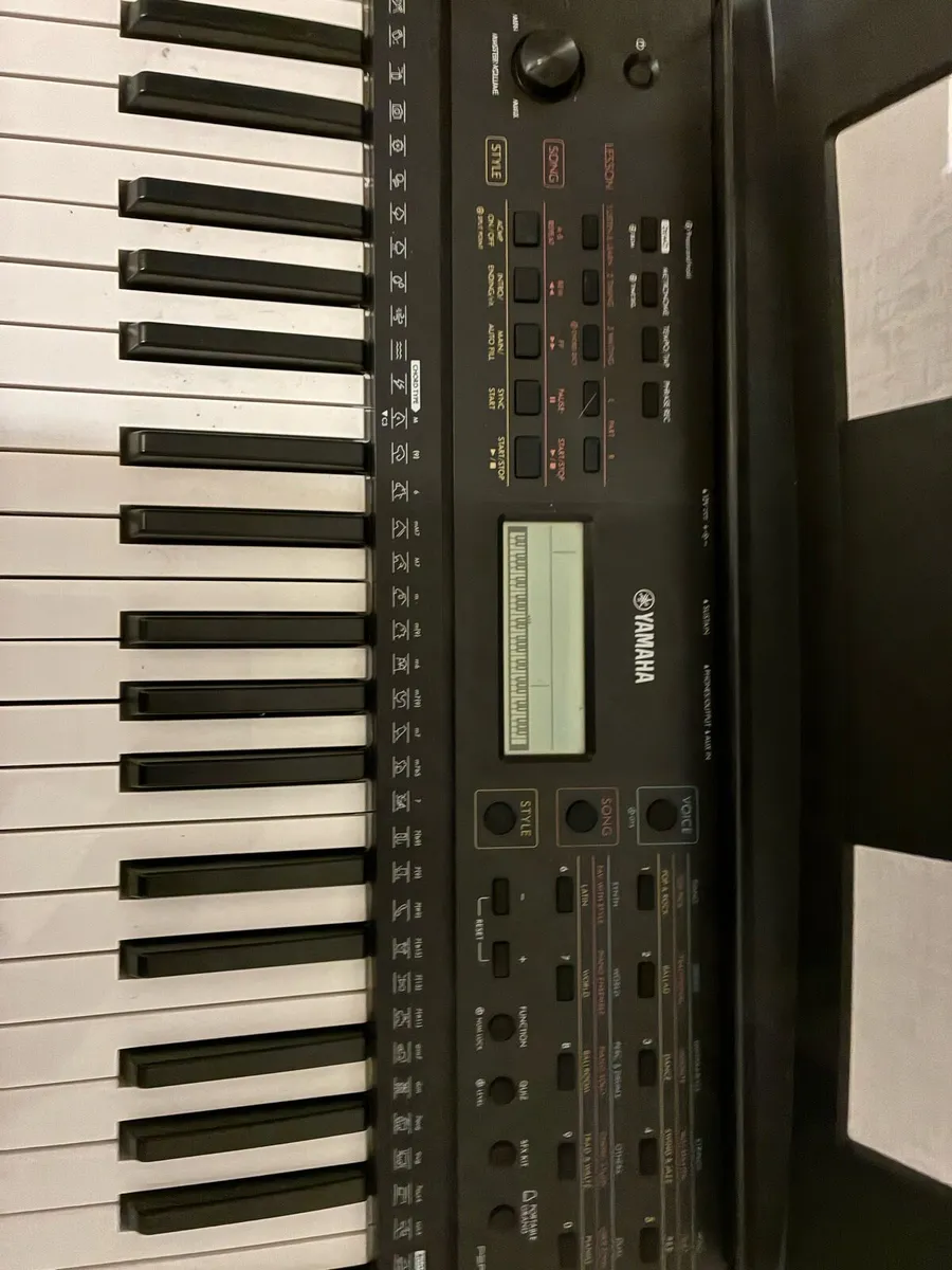 Yamaha E273 keyboard - Image 1