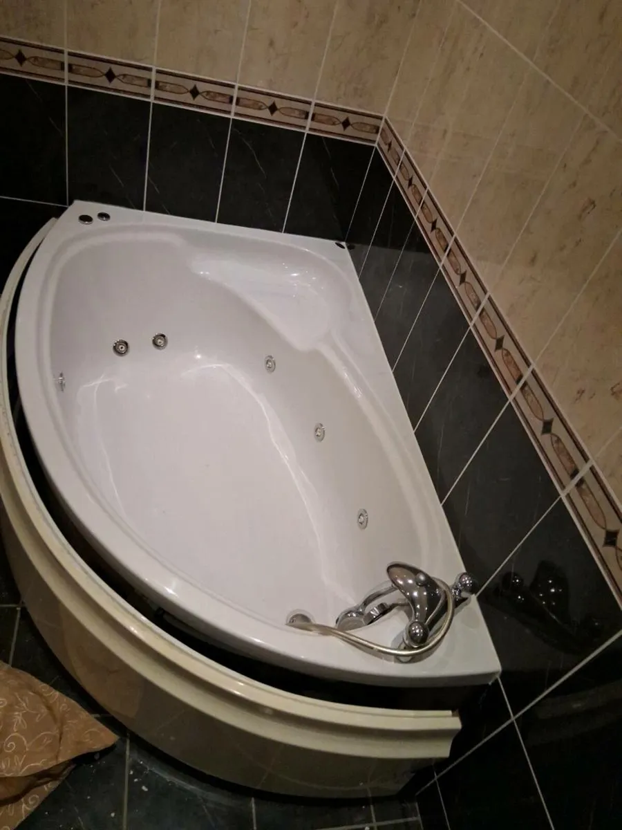 Jacuzzi Bath - Image 1