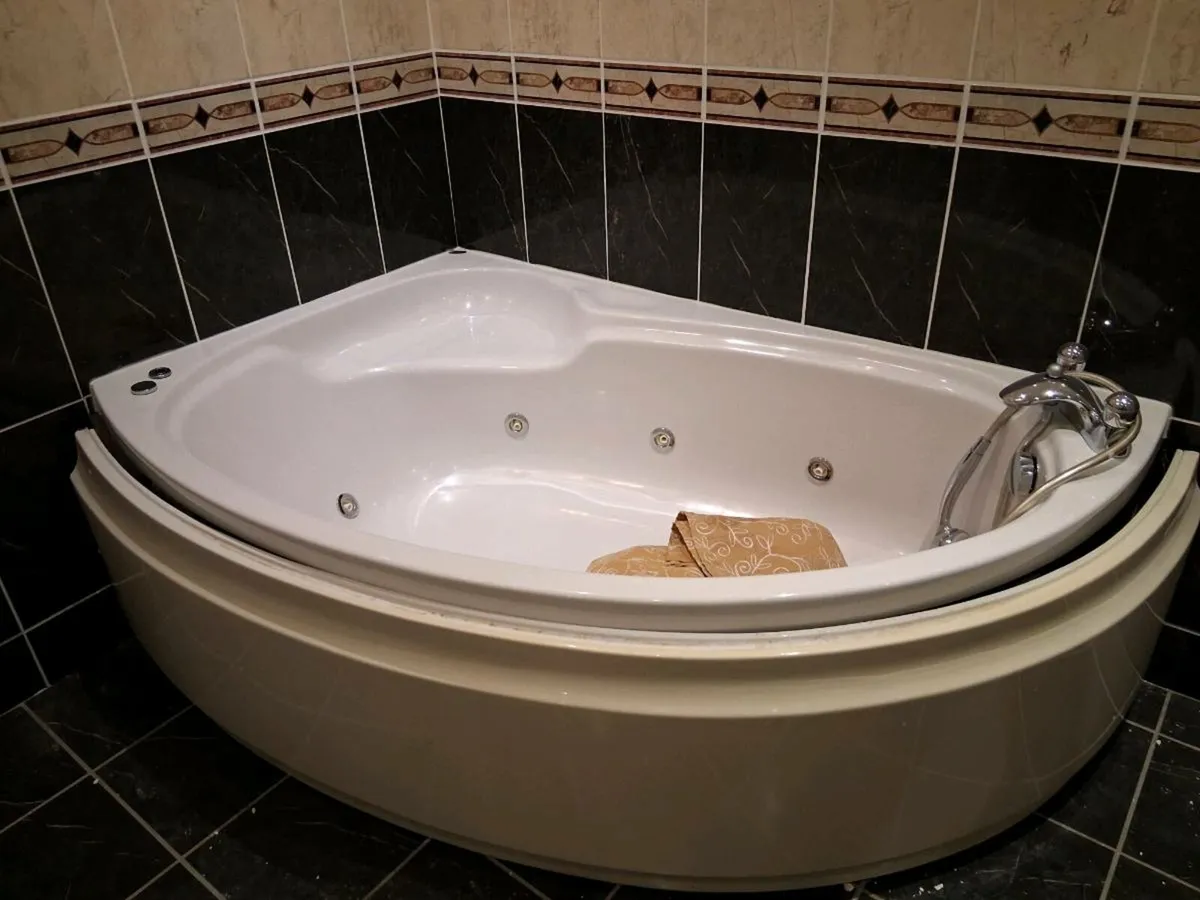 Jacuzzi Bath - Image 4