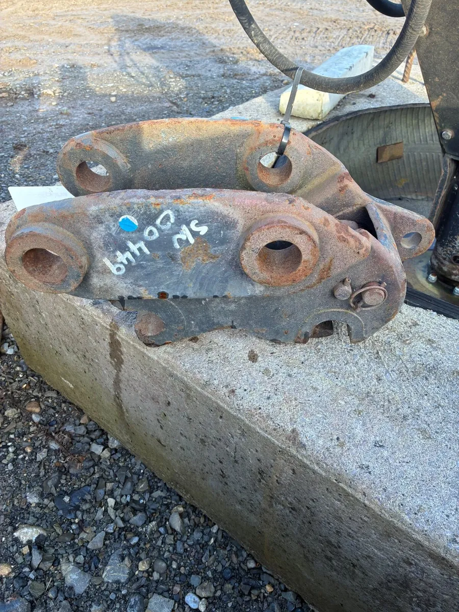 Quick hitches for 6/8 ton - Image 1