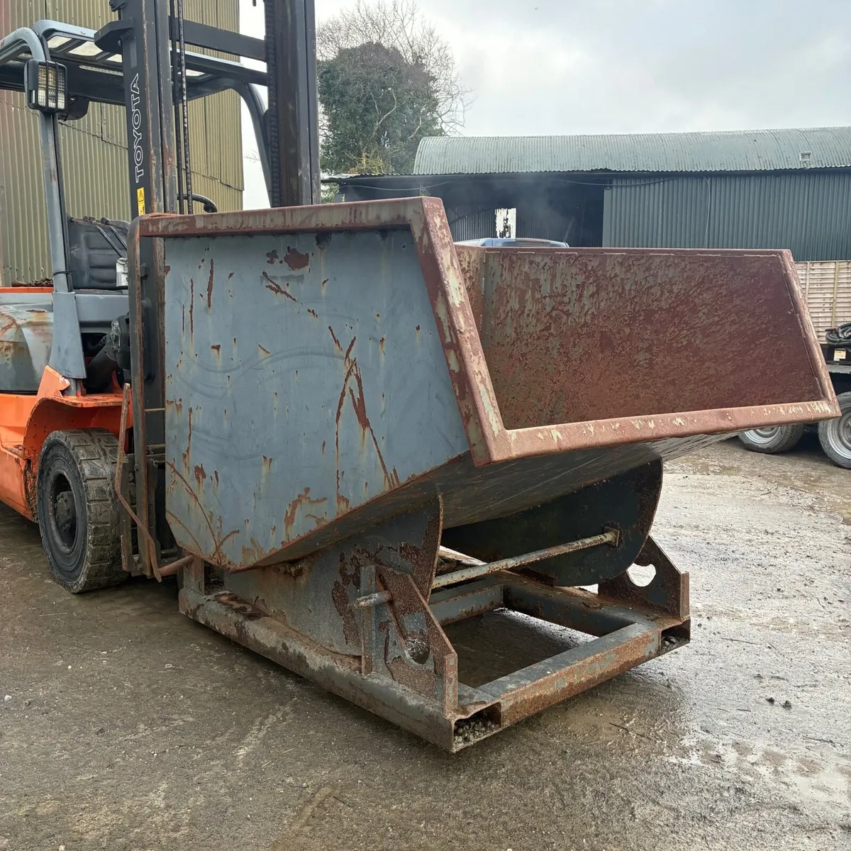Forklift tipping skip - Image 2