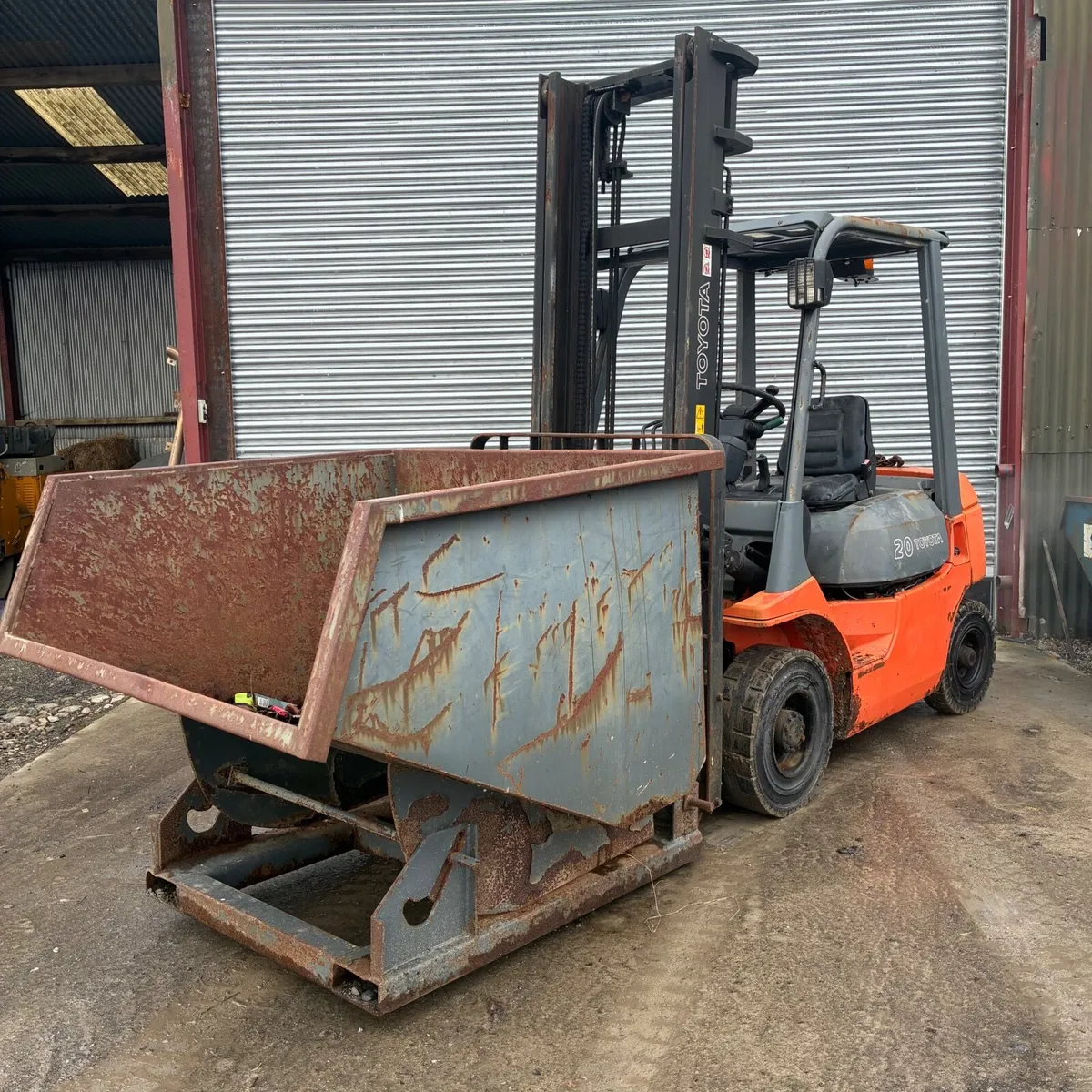 Forklift tipping skip - Image 1