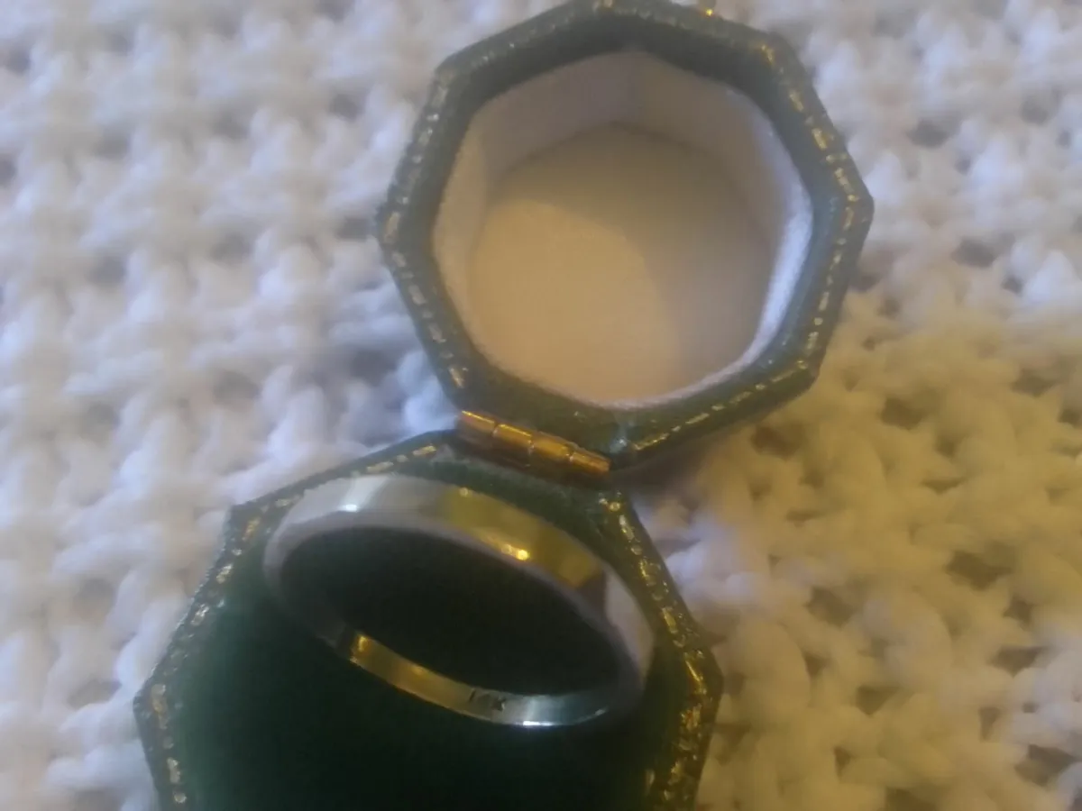 14ct white gold vintage band ring size k as new - Image 3