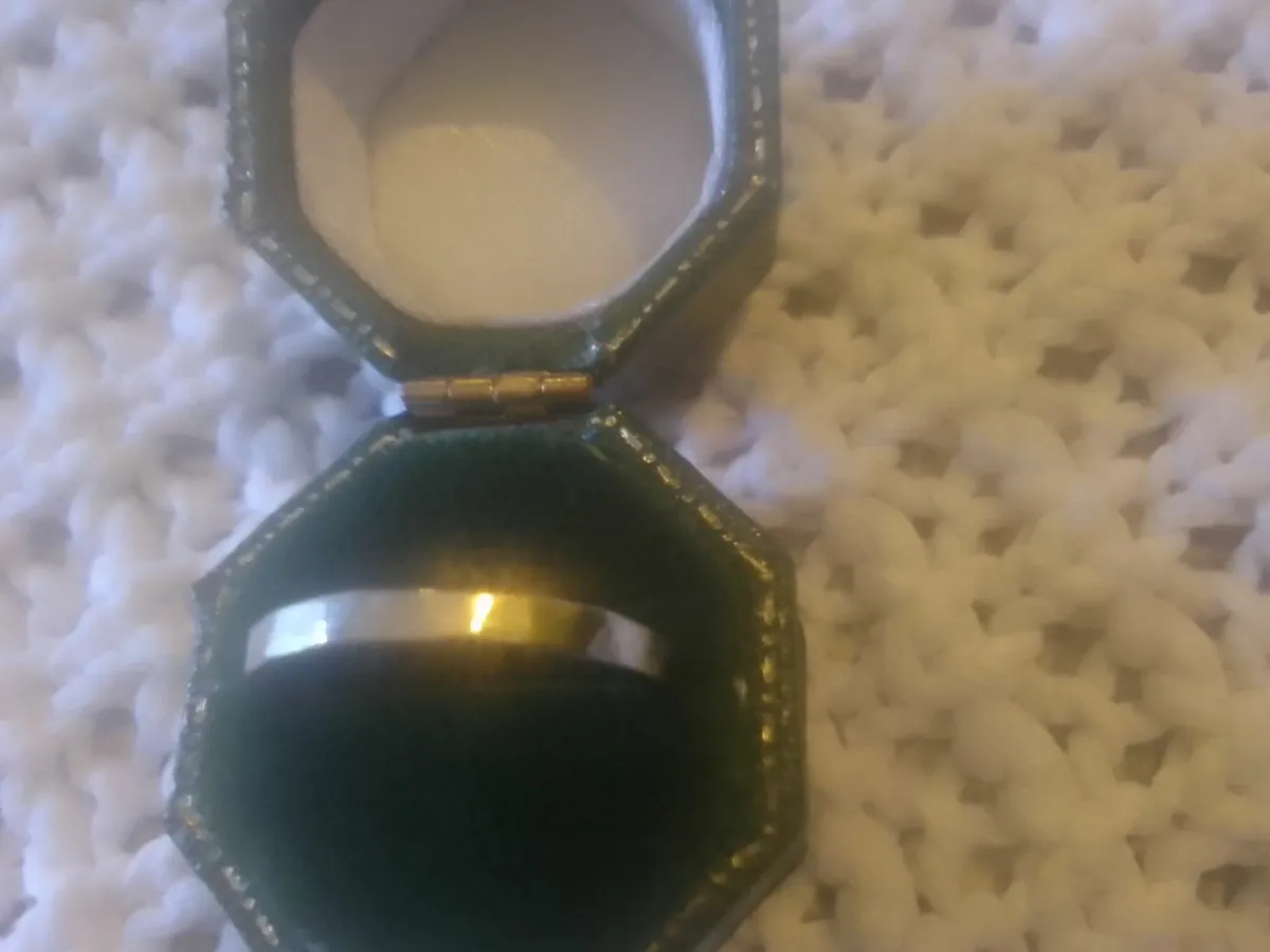 14ct white gold vintage band ring size k as new - Image 2