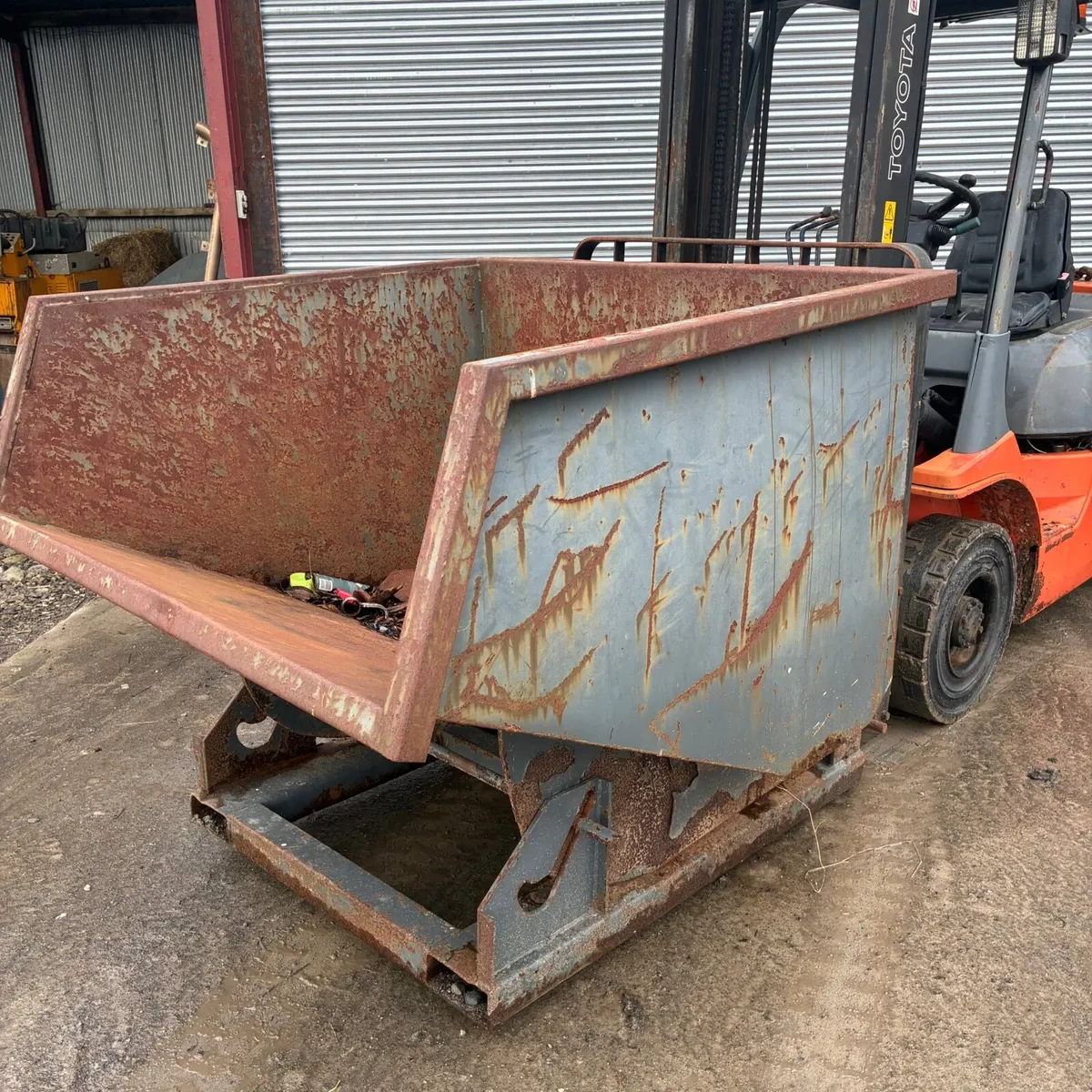 Forklift tipping skip - Image 4