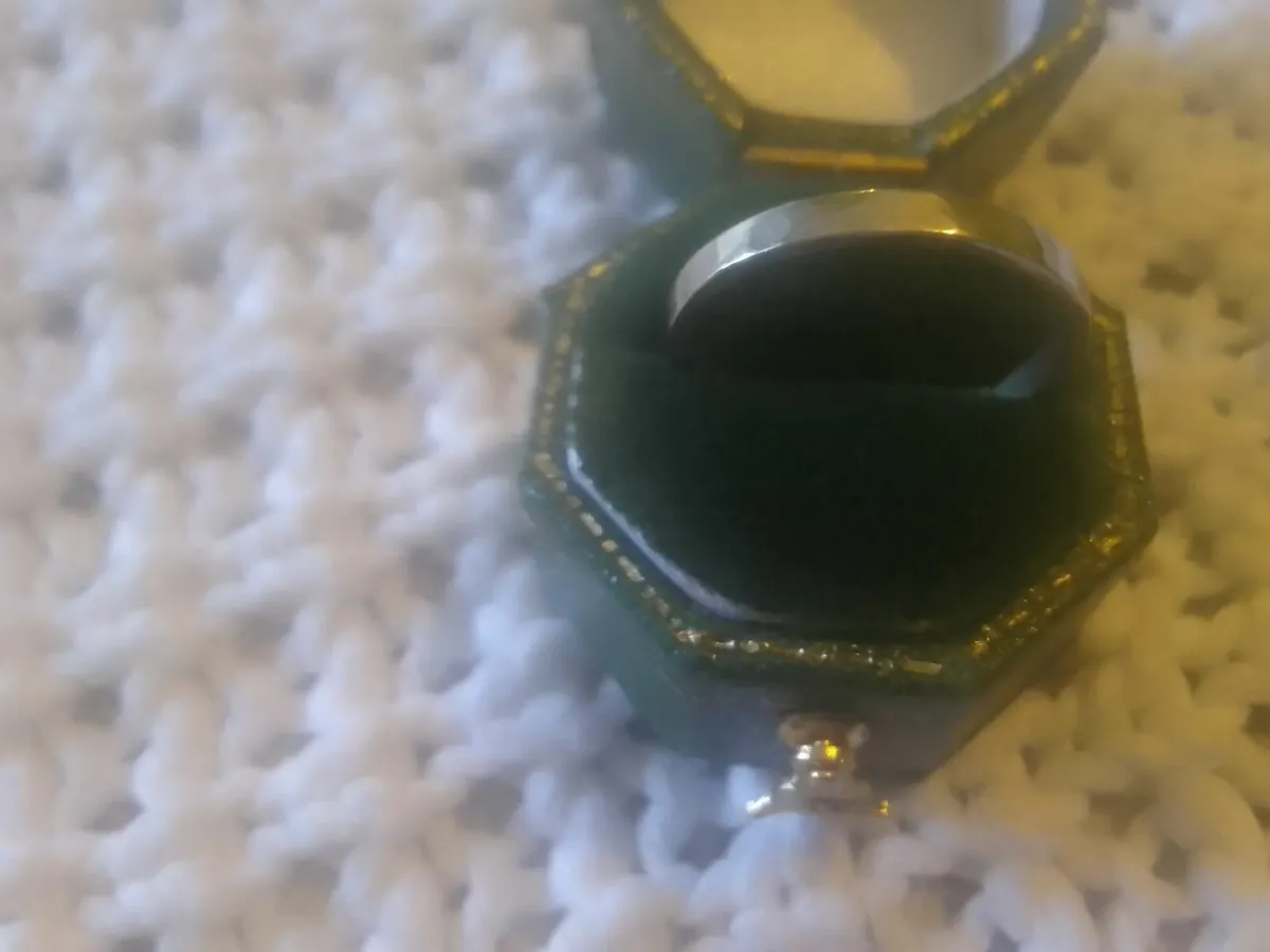 14ct white gold vintage band ring size k as new - Image 4