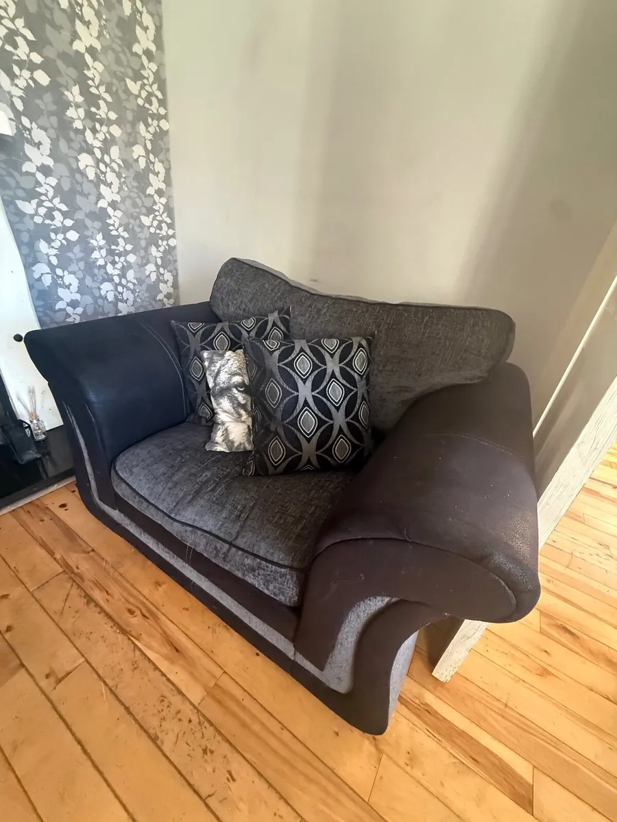 Suite of furniture plus a bed - Image 4