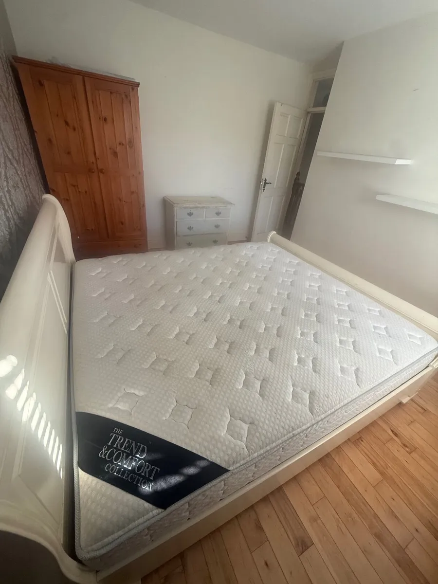 Suite of furniture plus a bed - Image 1