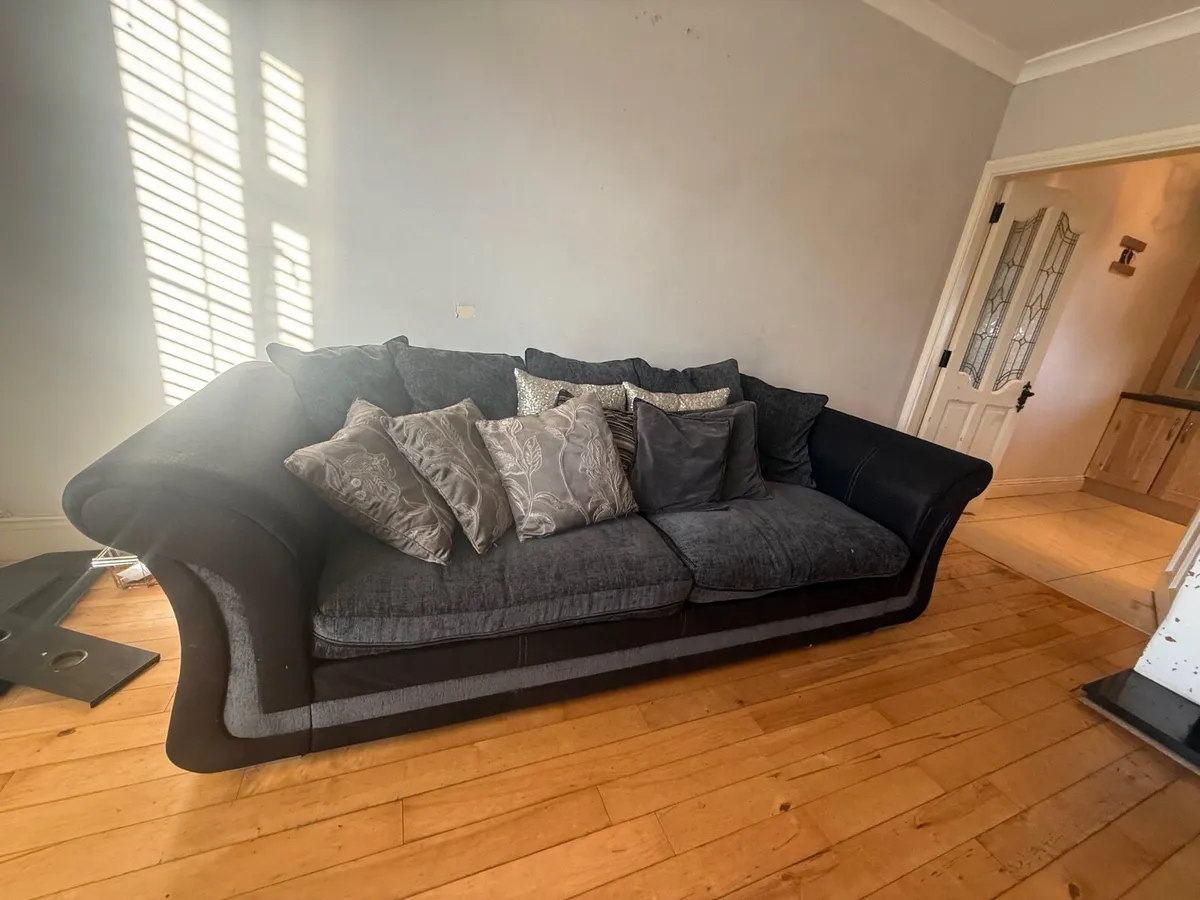 Suite of furniture plus a bed - Image 3