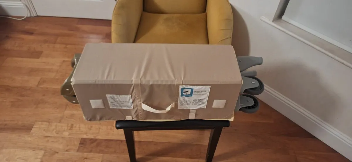 Travel cot - Image 1