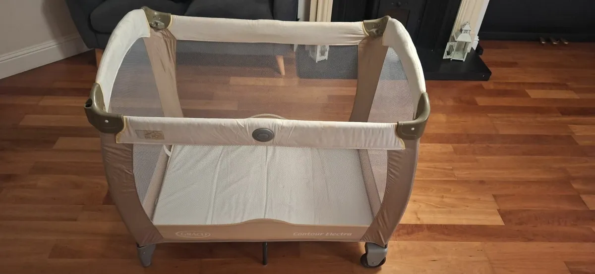 Travel cot FREE TO A GOOD HOME - Image 4