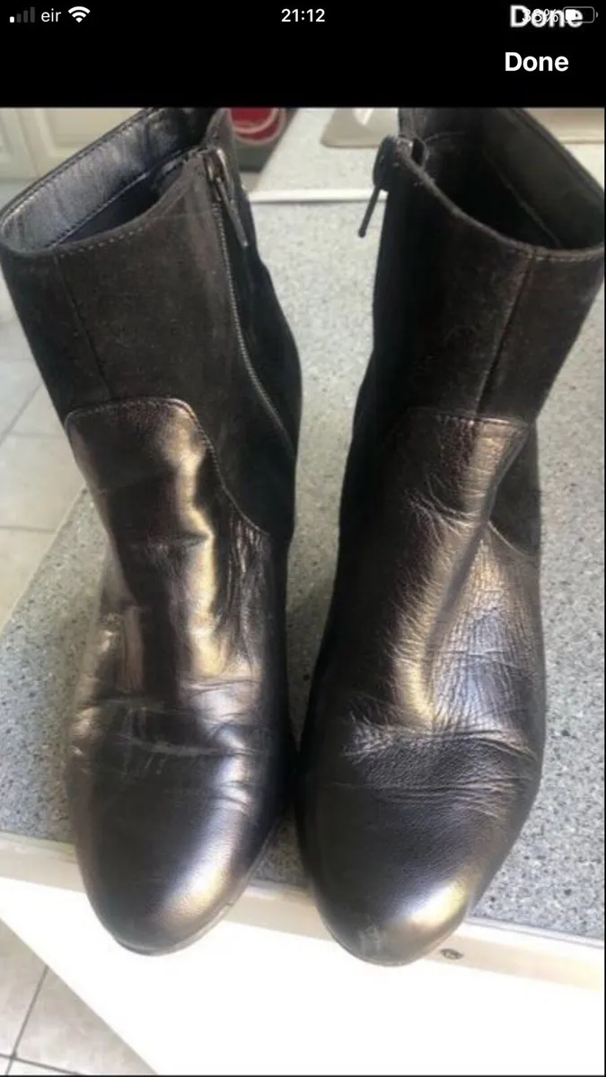 Ladies Clark boots size 4 €10 - Image 1