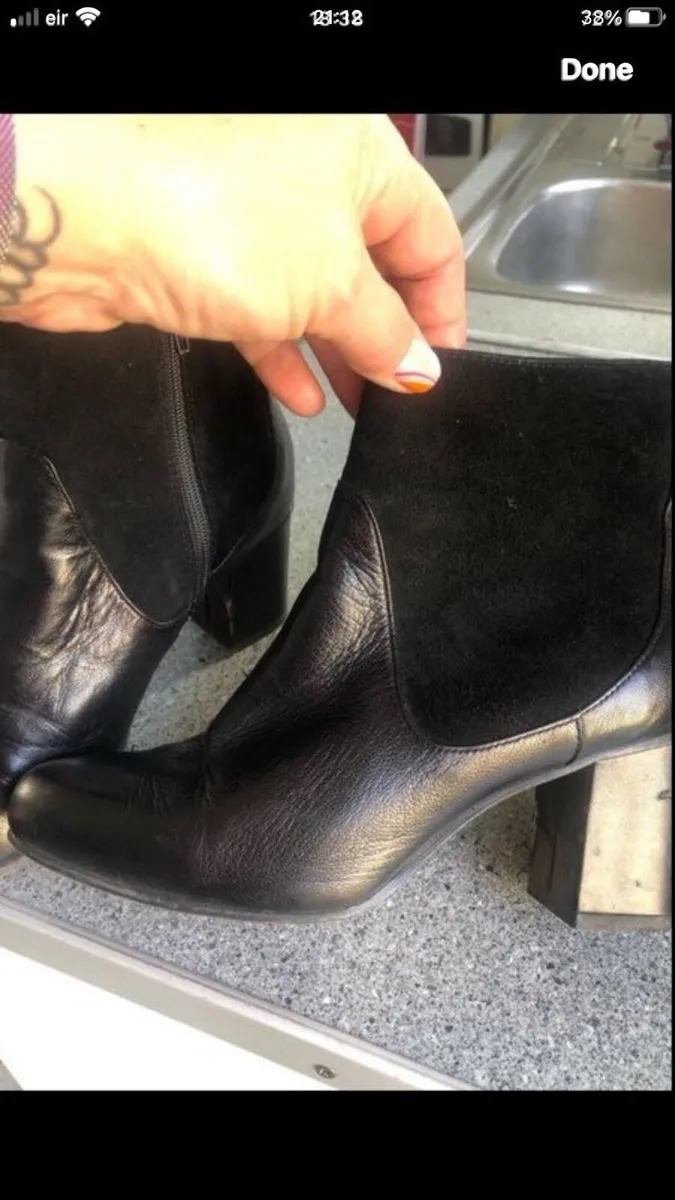 Ladies Clark boots size 4 €10 - Image 2