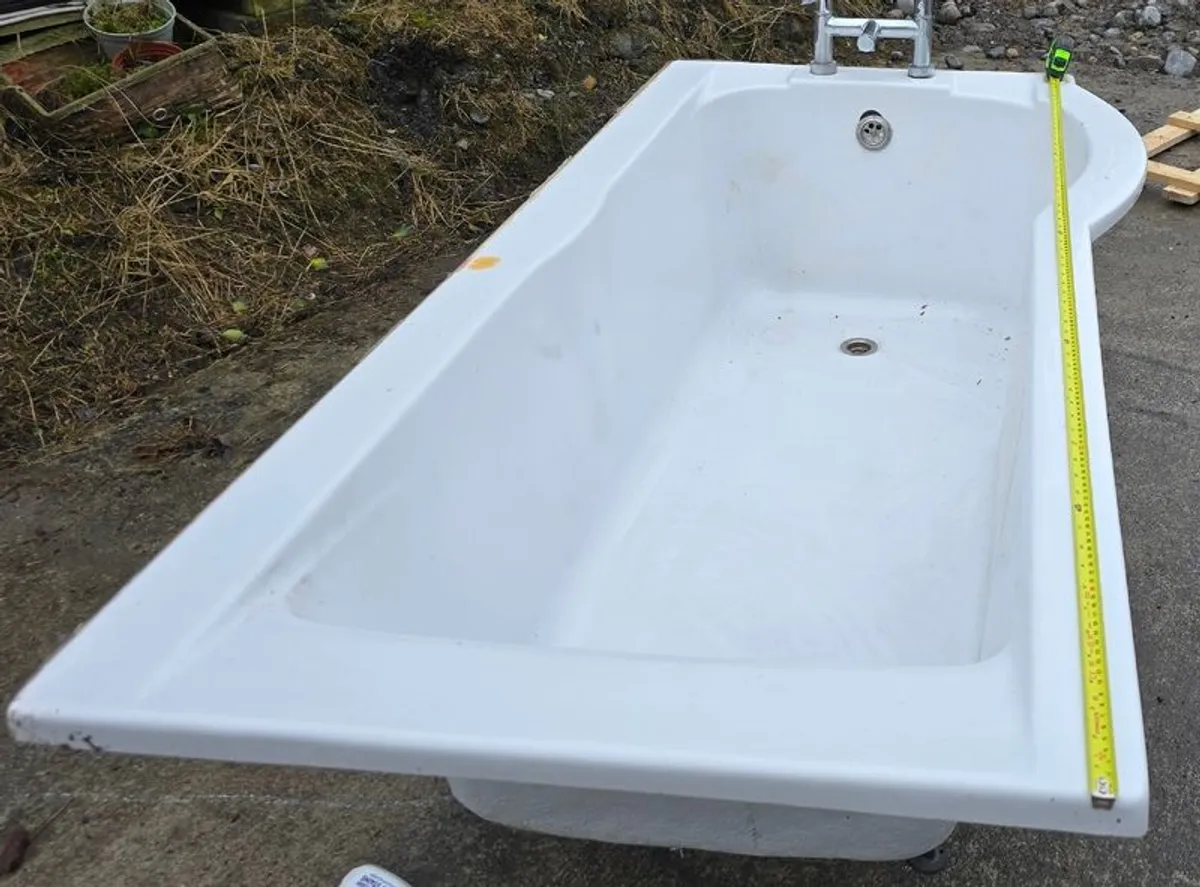 Moulded Bath with Taps - Image 2