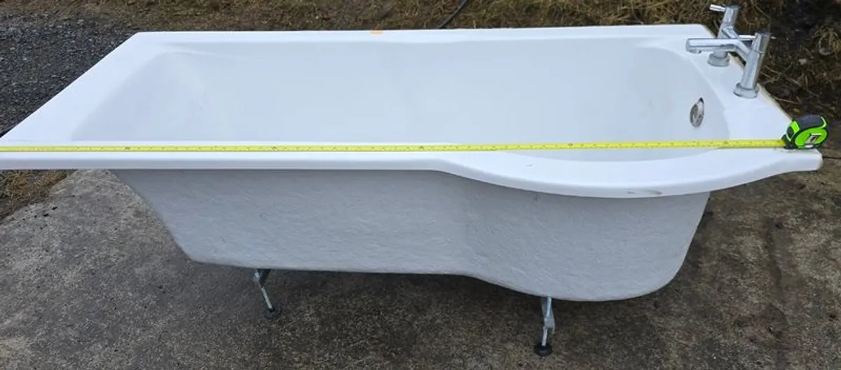 Moulded Bath with Taps - Image 3