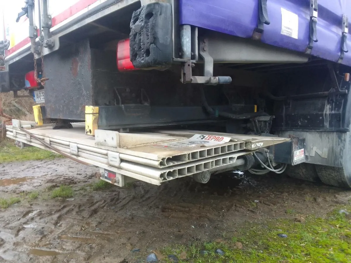 Zepro tail lift. Curtain sider - Image 1
