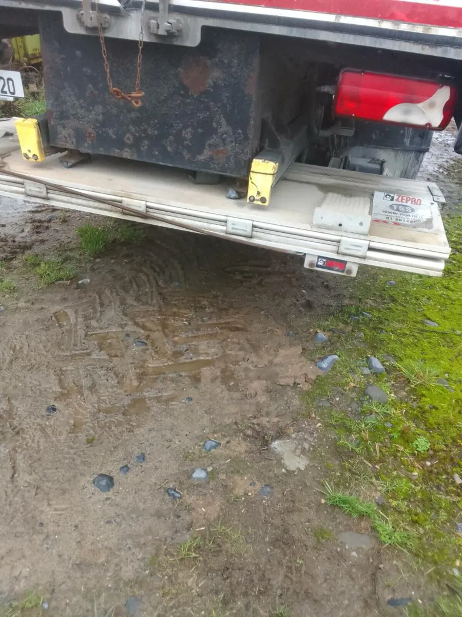 Zepro tail lift. Curtain sider - Image 2