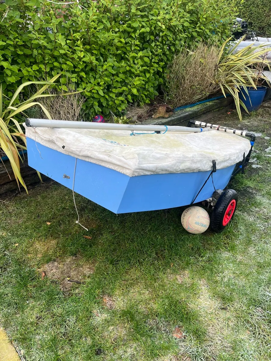 Optimist sailing dinghy boat - Image 1