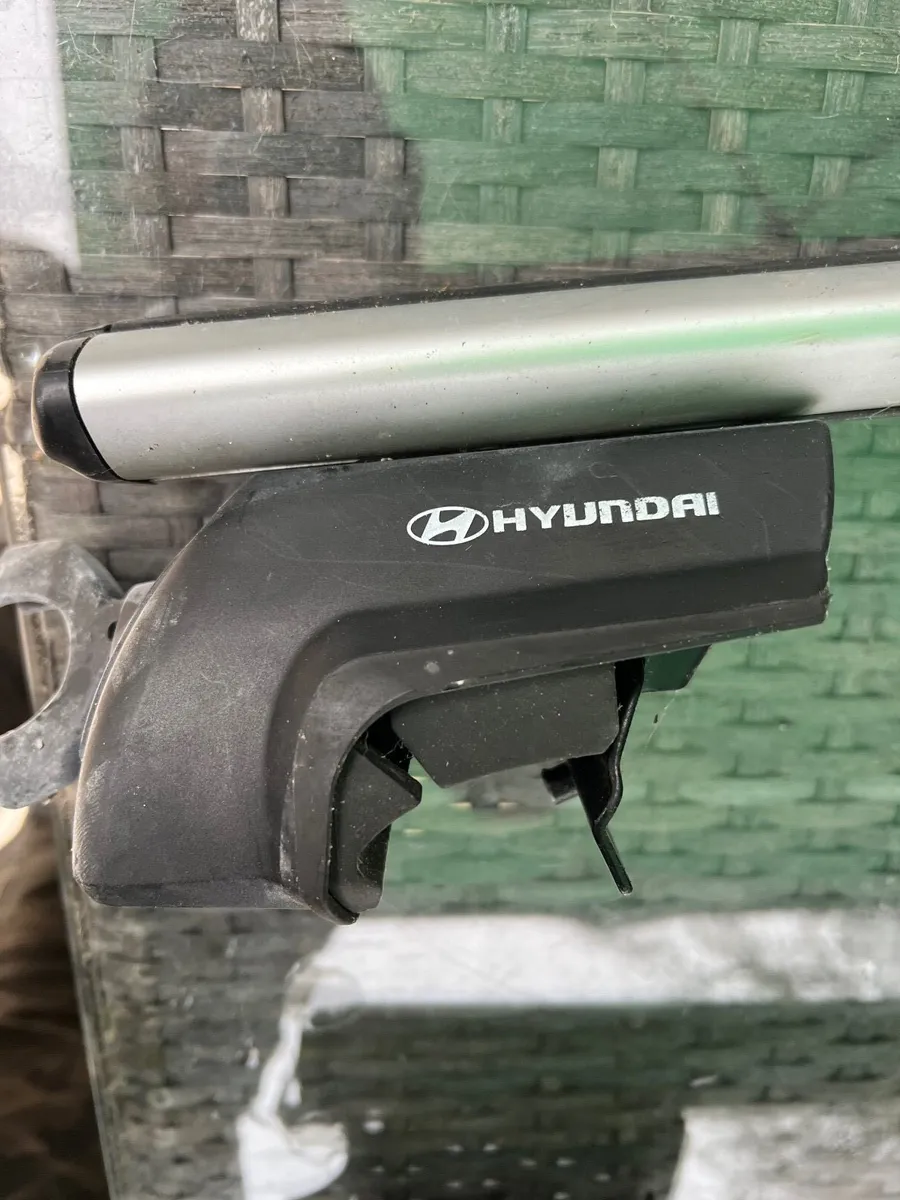 Roof  Cross Bars for a Hyundai - Image 2