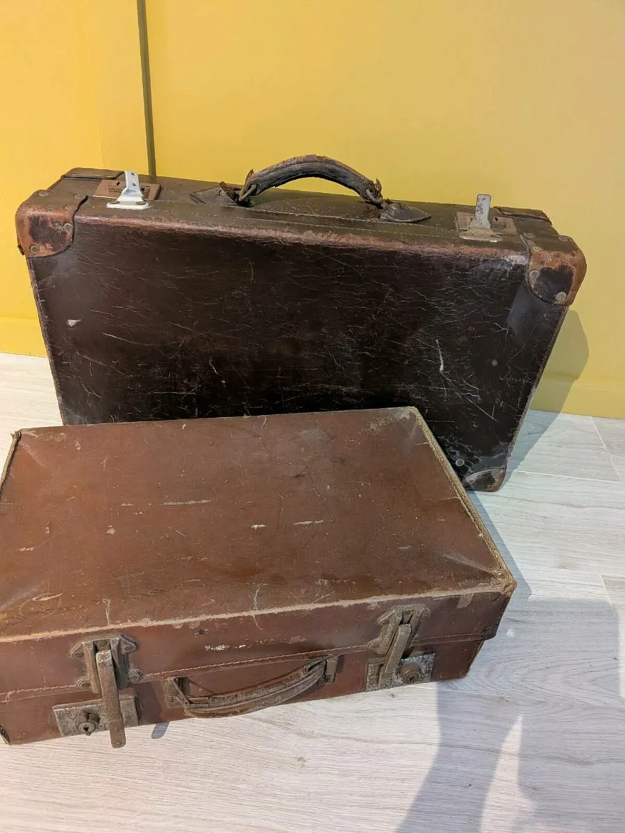 Decorative antique suitcases - Image 1