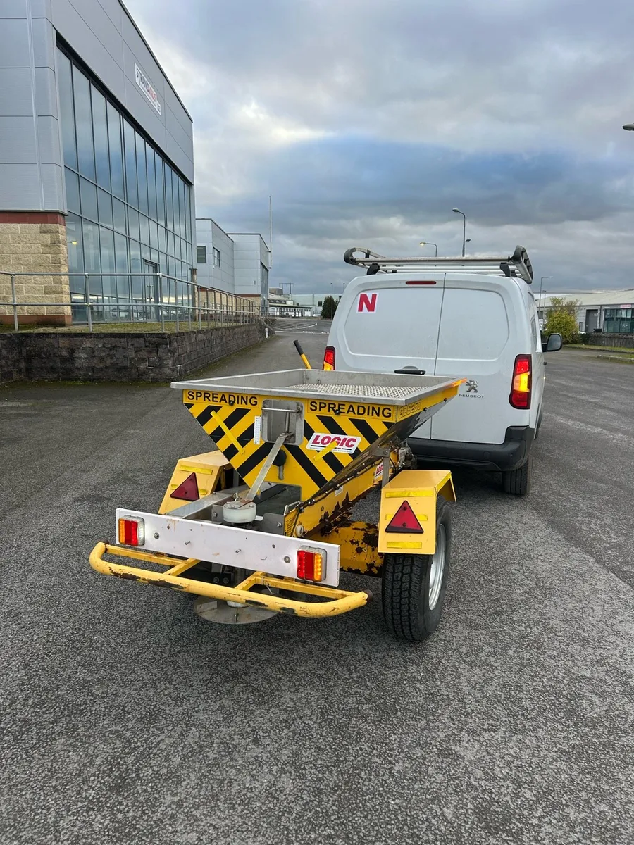 Salt spreader - Image 1