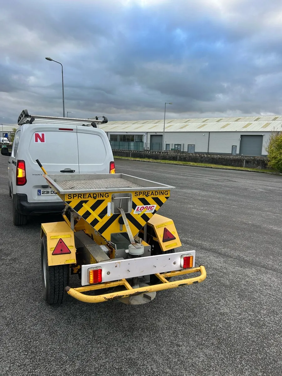 Salt spreader - Image 2