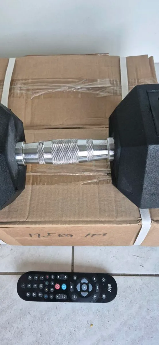 Brand new 2x17.5 kilo hex dumbbells - Image 1