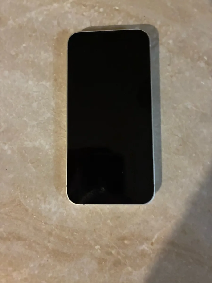 iPhone 16e - Image 4