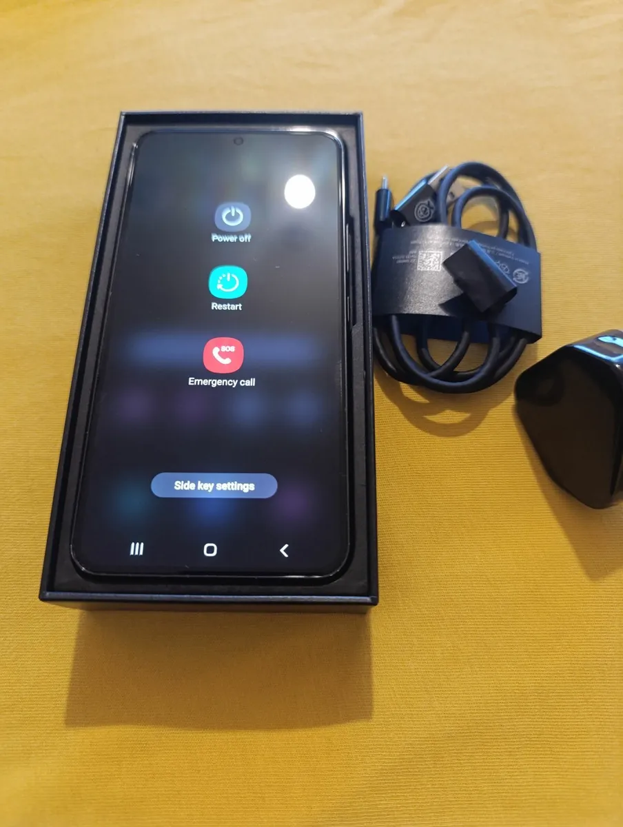 Samsung S22 - Image 2