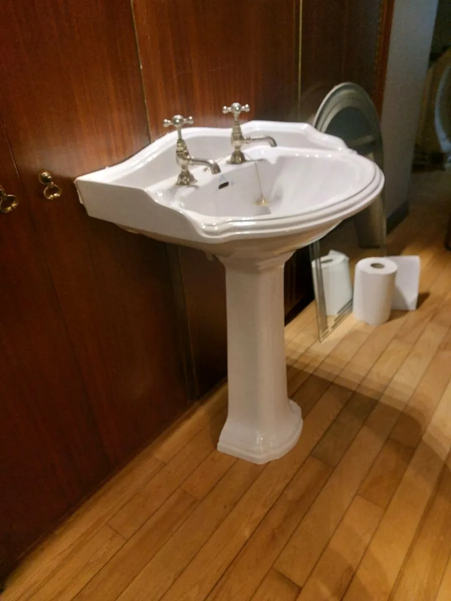 Sink and pedestal - Image 1