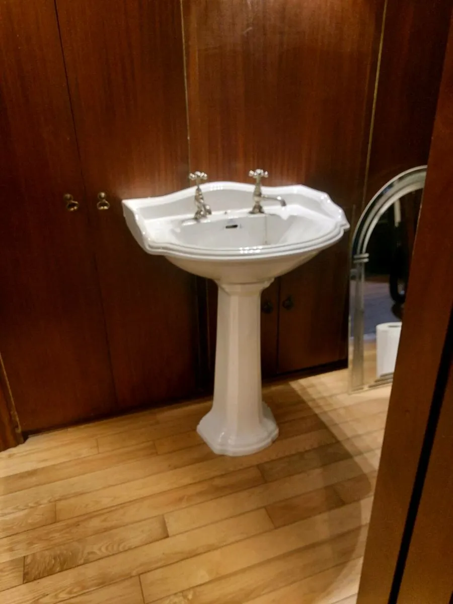Sink and pedestal - Image 2