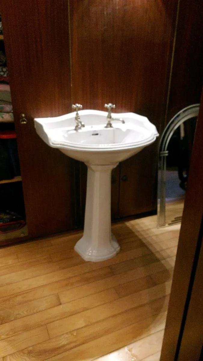 Sink and pedestal - Image 4