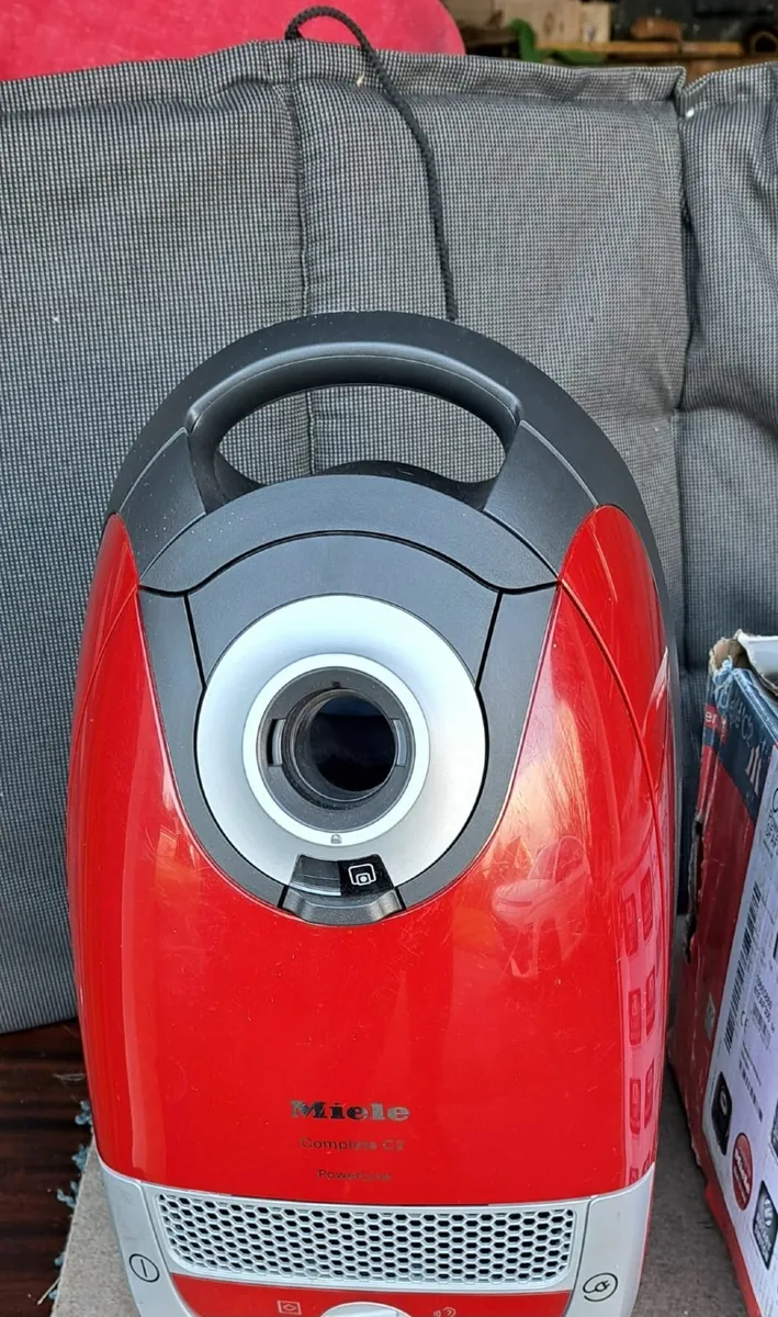 Vacuum cleaner - Image 1