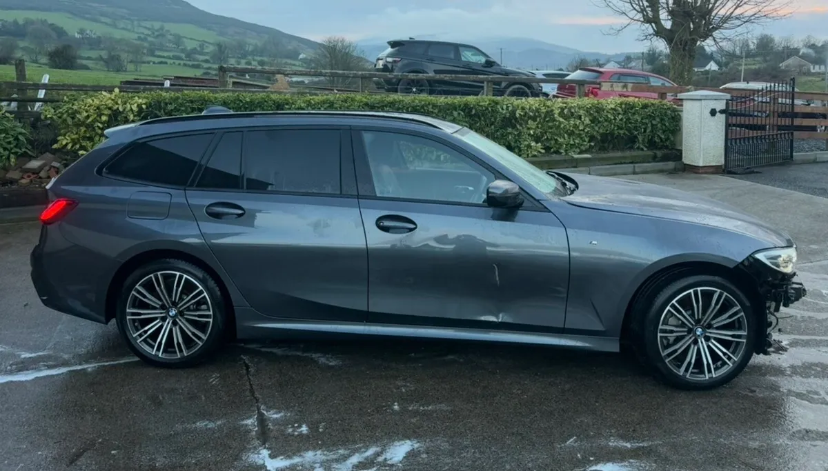 2021 BMW 330e M Sport - Image 4