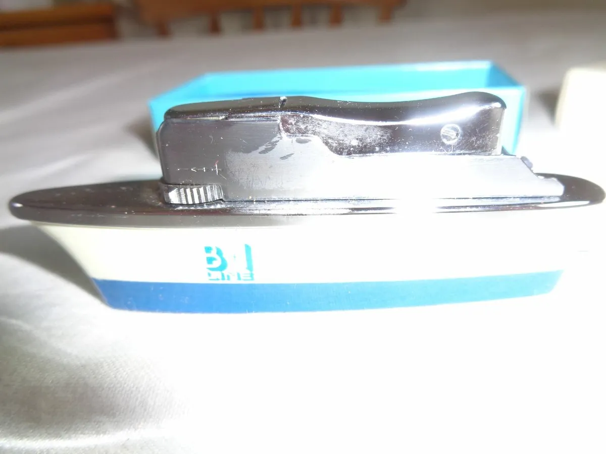 Vintage "Sankei" Boat Vintage Lighter for Sale - Image 4