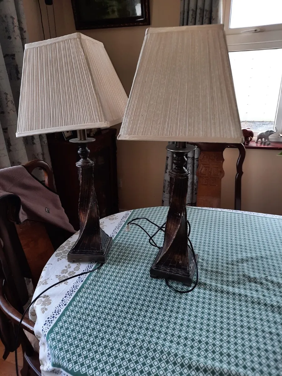 Pair of table lamps and shades - Image 1