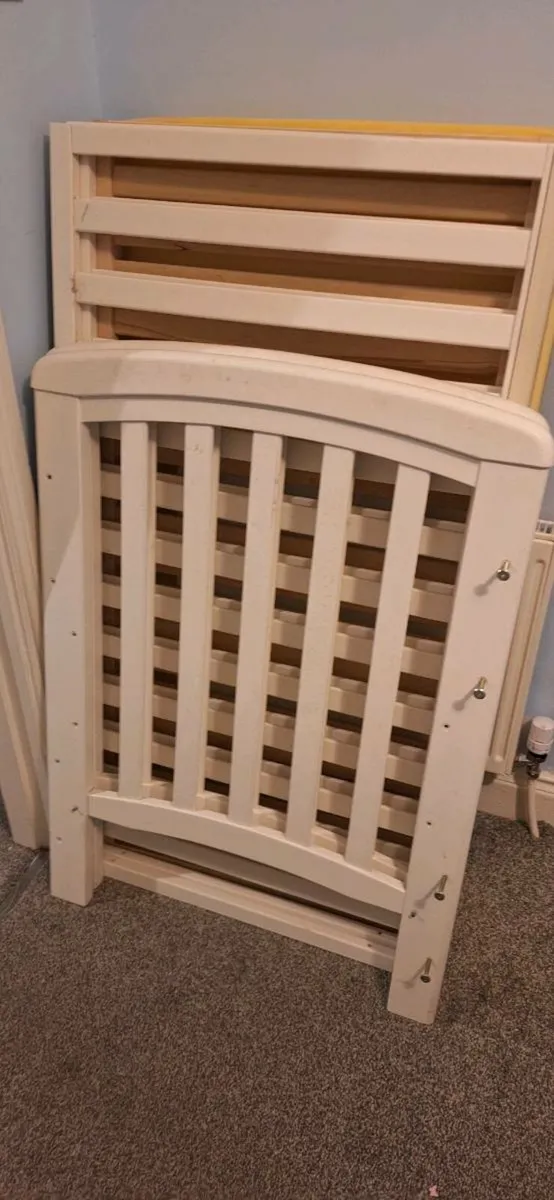 White cot with mattress - Image 4