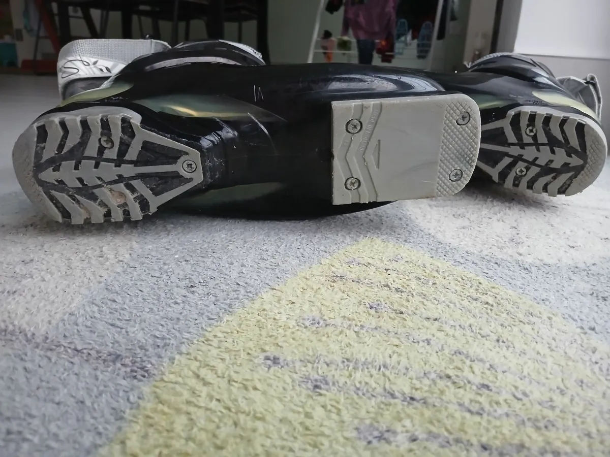 Salomon Ladies Ski Boots, suitable for size 39 ord - Image 3