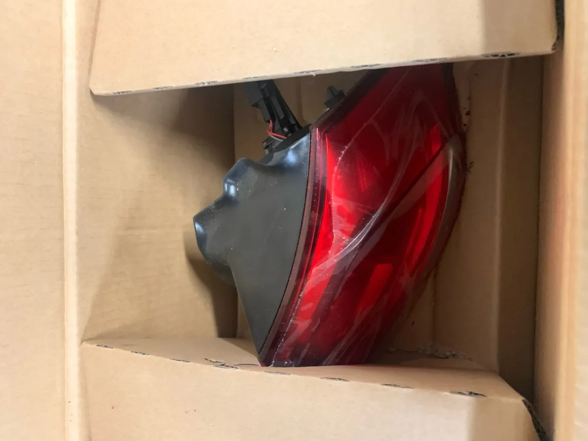 VW Golf RH rear lamp - Image 2